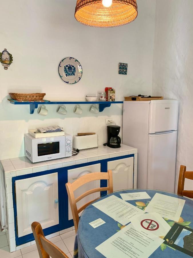 La Casita Blanca- La Almona Chica *